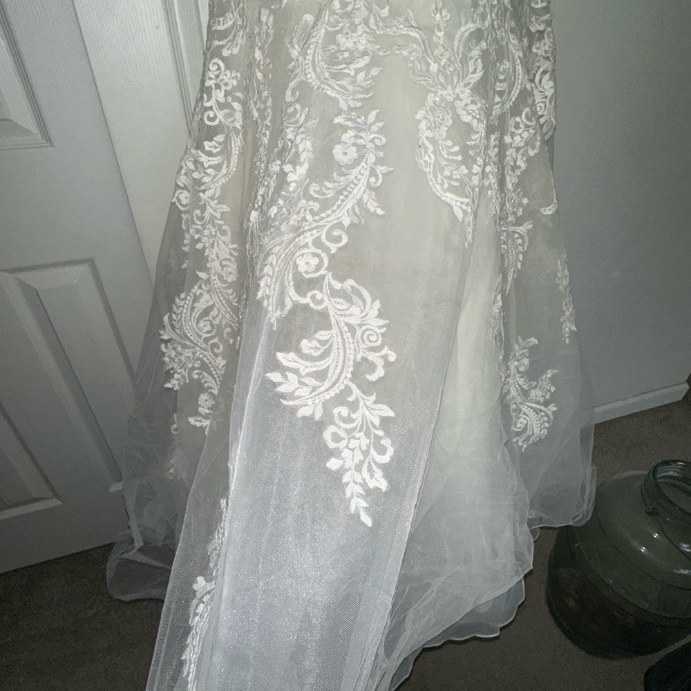Elegant Lace Wedding Dress - Picture 4 of 9